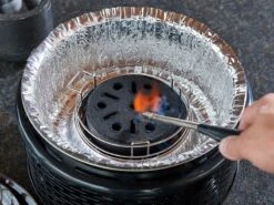 COBB 6 CobbleStones 7 COBB 6 CobbleStones -Buitenkamperen sfeerfoto cobb pro zwart aansteken cobble stone ecommerce 3a32